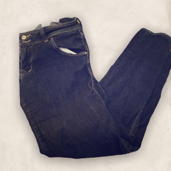 H&M Dark Wash Skinny Jeans w/ Snap Pockets on Back - Picture 1 of 4